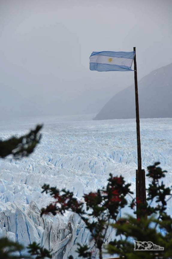 A bandeira argentina tremula orgulhosamente sobre o glaciar Perito Moreno, no parque Nacional Los Glaciares, região de El Calafate, no sul da Argentina